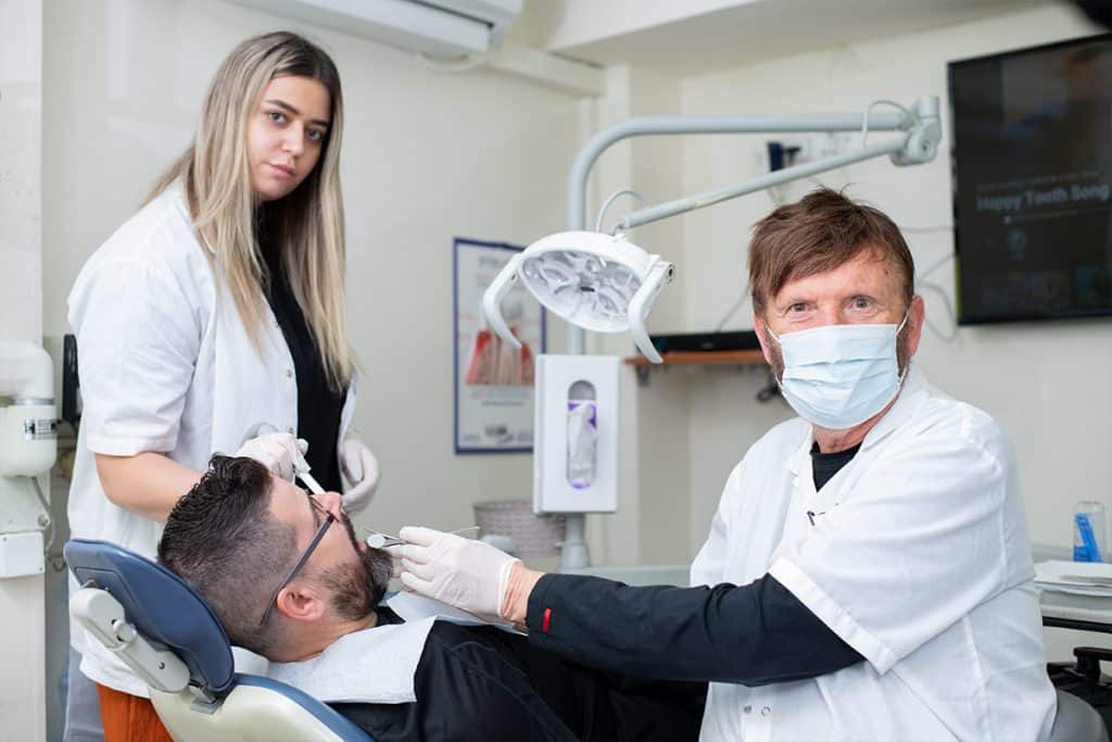 ד"ר אקרמן מטפל בשיניי הלקוח | רופא שיניים פרטי בירושלים